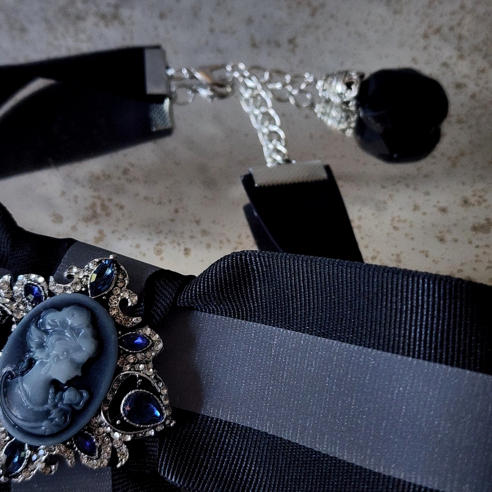 Avangard Bow Tie Victorian Jabot Luxury Velvet Chocker Cameo Brooch - Picture 8 of 15